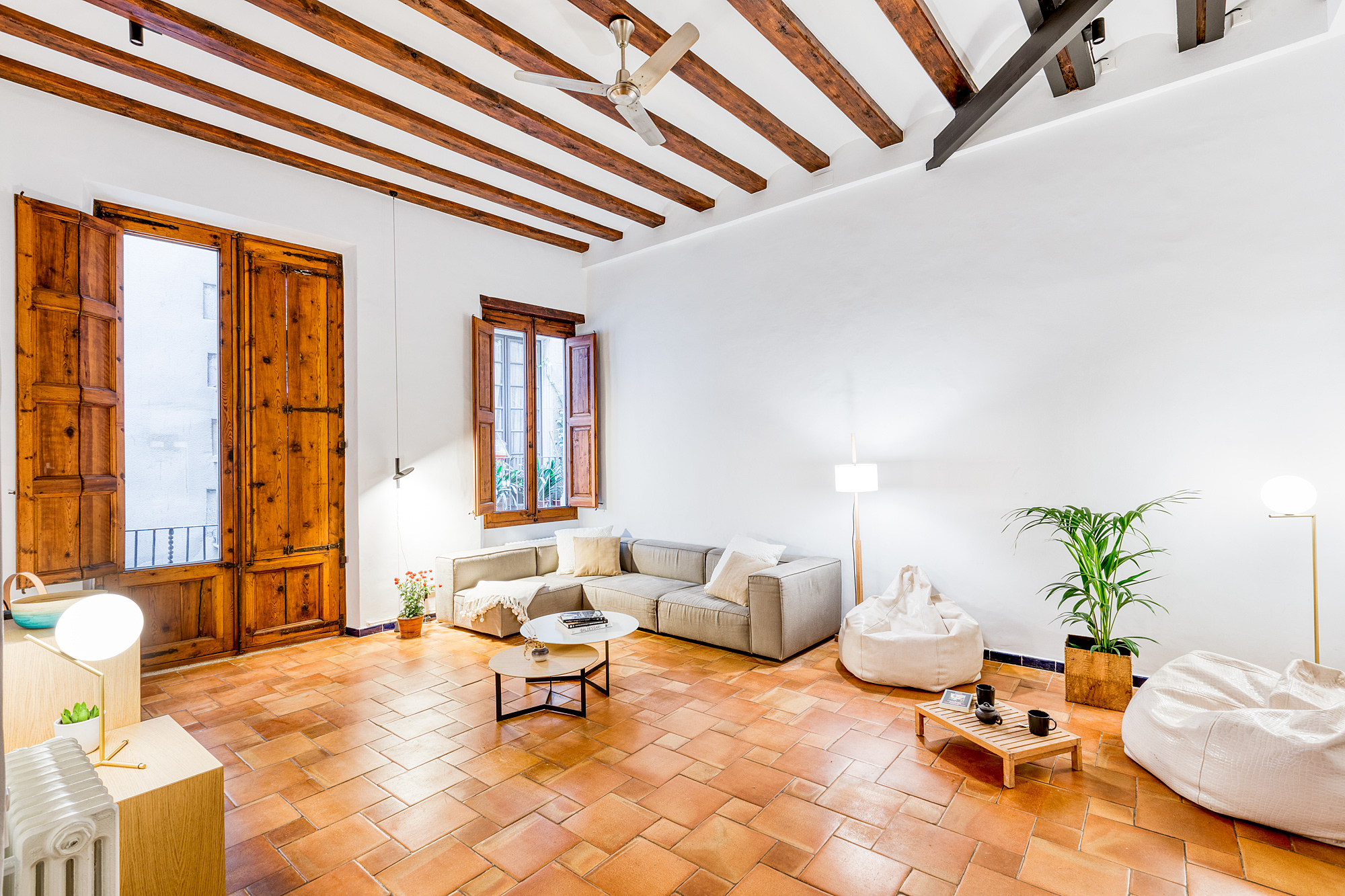 Spacious living room to relax in the middle of Barcelona's old city